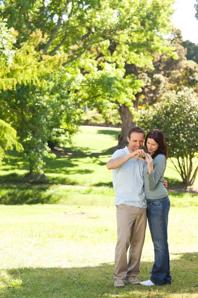 Couple in the park — Stock Photo, Image