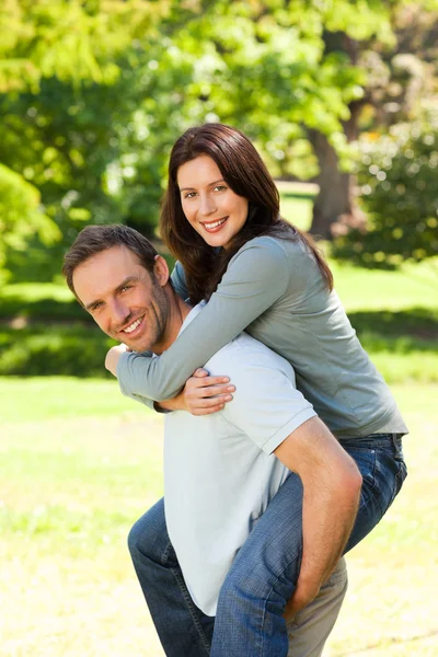 Man geven vrouw een piggyback — Stockfoto