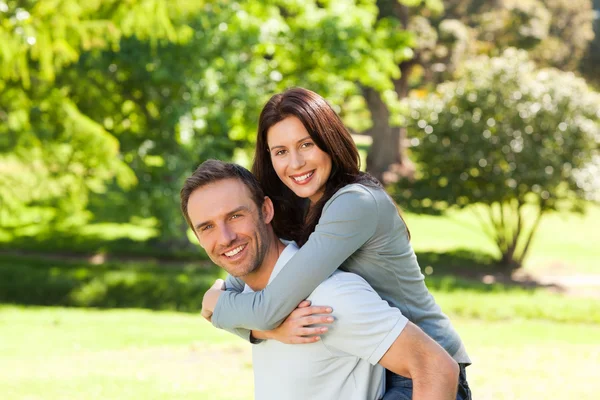 Man geven vrouw een piggyback — Stockfoto