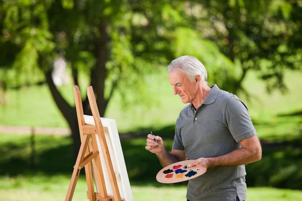 Starszy mężczyzna obraz w ogrodzie — Zdjęcie stockowe