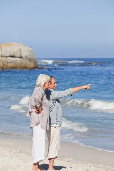 Casal de idosos caminhando na praia — Fotografia de Stock