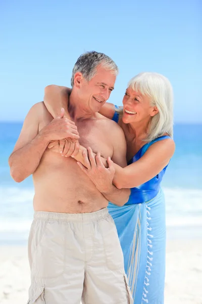 Gelukkig paar op het strand — Stockfoto