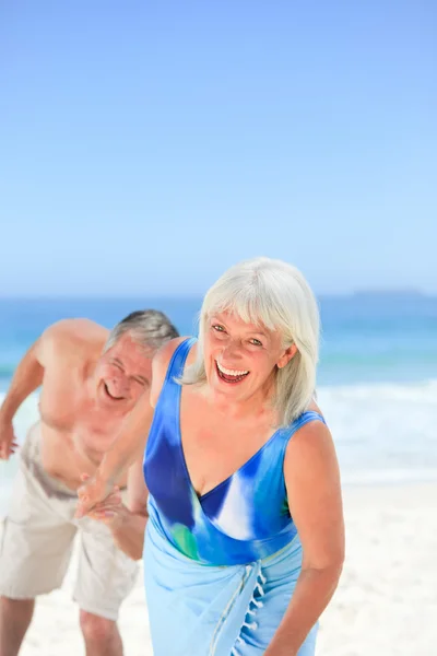 Lyckligt par på stranden — Stockfoto