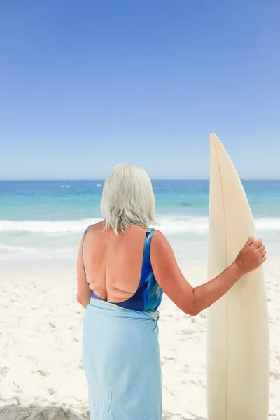 Mulher madura com sua prancha de surf — Fotografia de Stock