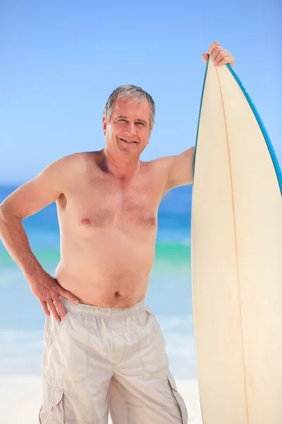 Homme mûr avec sa planche de surf — Photo