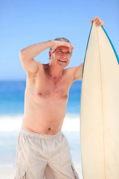 Dojrzały człowiek z jego deskę surfingową — Zdjęcie stockowe