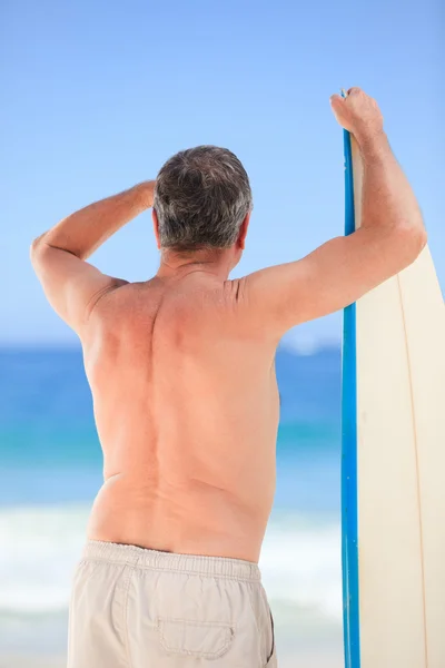 Uomo maturo con la sua tavola da surf — Foto Stock