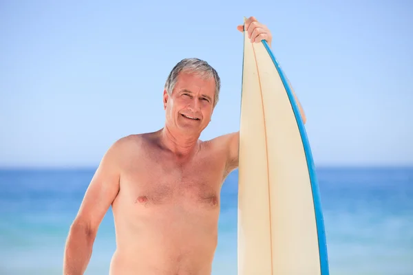 Hombre maduro con su tabla de surf —  Fotos de Stock