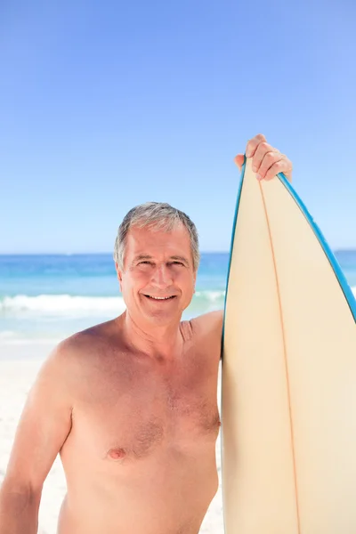 Dojrzały człowiek z jego deskę surfingową — Zdjęcie stockowe