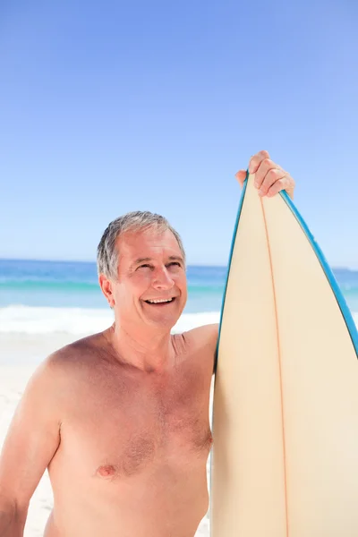 Mogen man med hans surfingbräda — Stockfoto