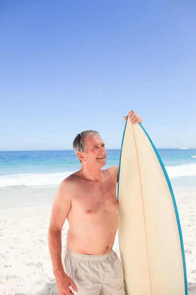 Homem sênior com sua prancha de surf — Fotografia de Stock