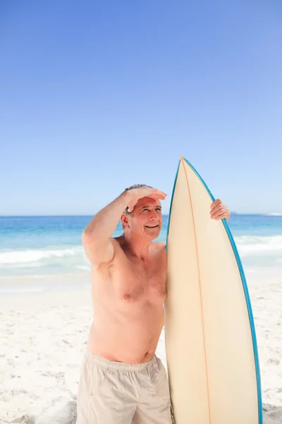 Hombre mayor con su tabla de surf —  Fotos de Stock