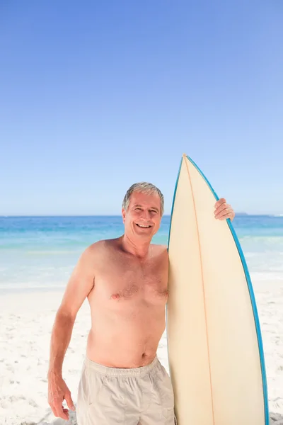 Senior avec sa planche de surf — Photo