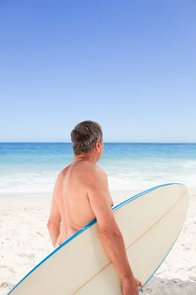 退休的人与他的冲浪板 — 图库照片
