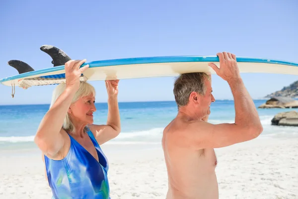 Pareja mayor con su tabla de surf — Foto de Stock
