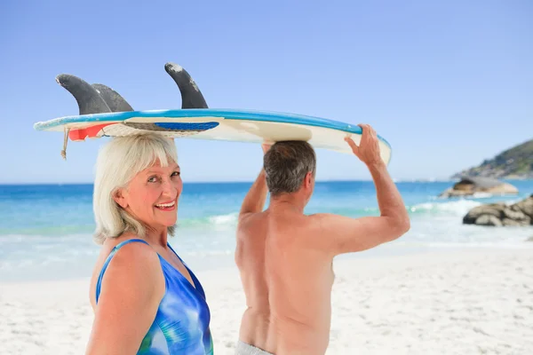 Senior couple with their surfboard — Stock Photo, Image