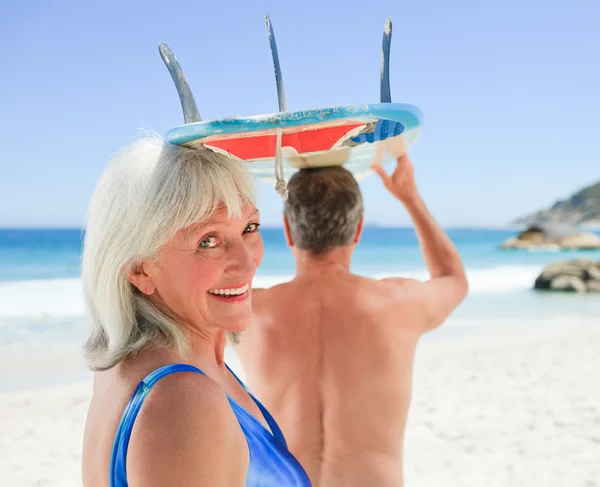 Couple senior avec sa planche de surf — Photo