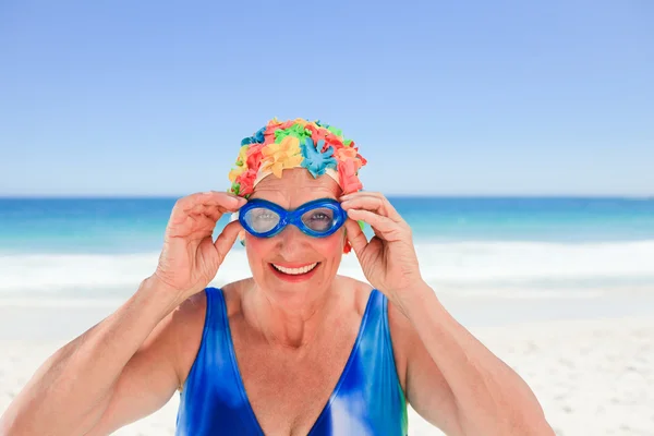 Senior vrouw in zwembroek — Stockfoto
