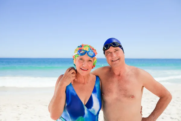 快乐老年夫妇在海滩上 — 图库照片