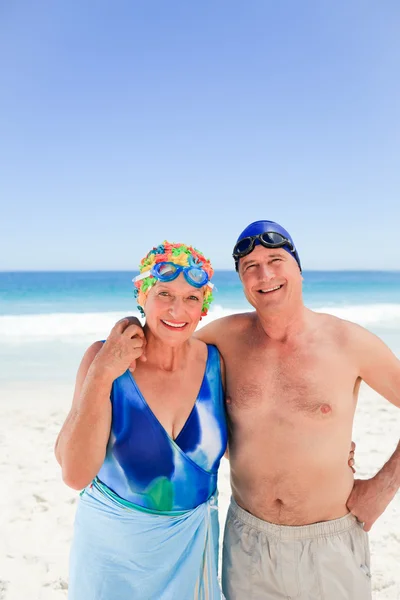 Feliz pareja de ancianos en la playa —  Fotos de Stock