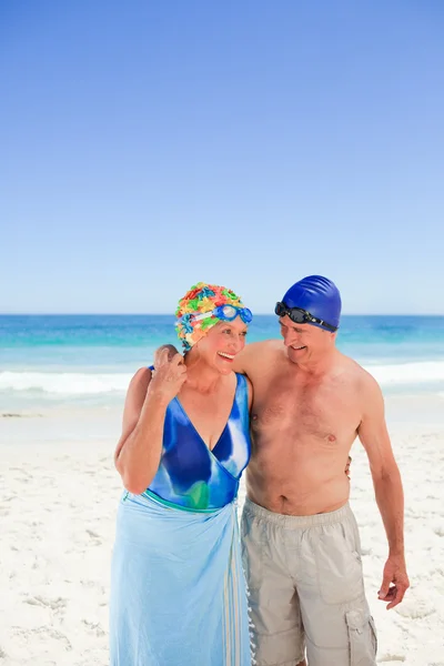 Feliz casal de idosos na praia — Fotografia de Stock