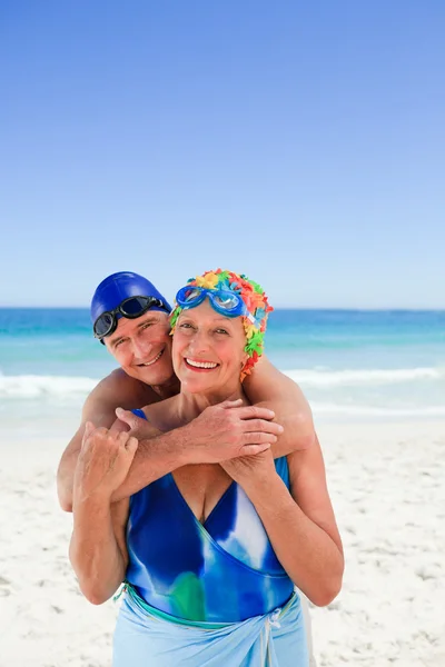 Happy elderly couple on the beach — Stock Photo, Image