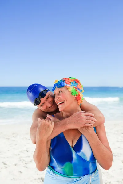 Счастливая пожилая пара на пляже — стоковое фото