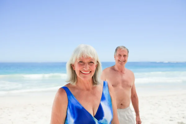 Strålande par på stranden — Stockfoto