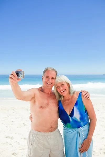Par ta ett foto av sig själv på stranden — Stockfoto