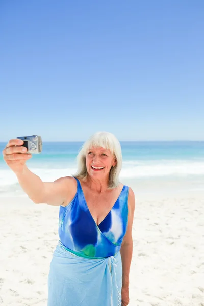 Mulher tirando uma foto de si mesma — Fotografia de Stock