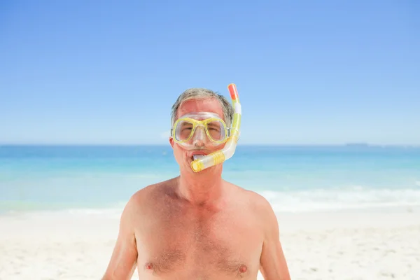 Äldre man med sin mask och sin snorkel — Stockfoto
