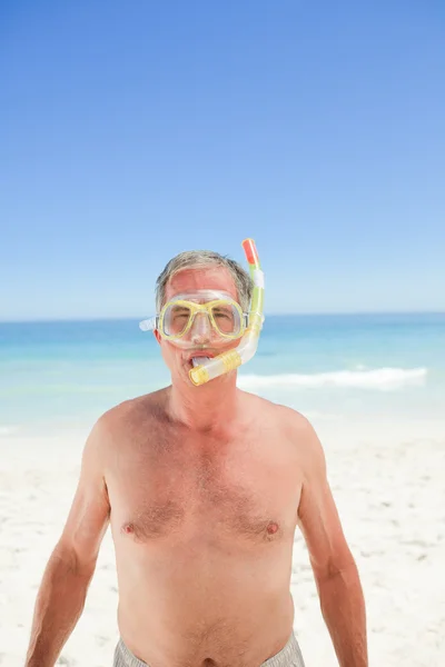 Senior man met zijn masker en zijn snorkel — Stockfoto