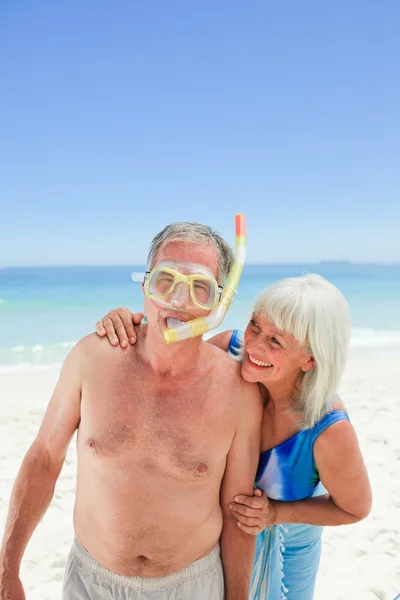 Casal aposentado na praia — Fotografia de Stock