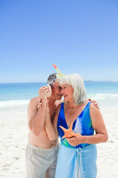Emekli çift sahilde — Stok fotoğraf