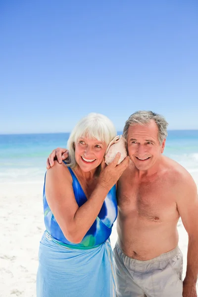 Retired couple on the beach — Stock Photo, Image