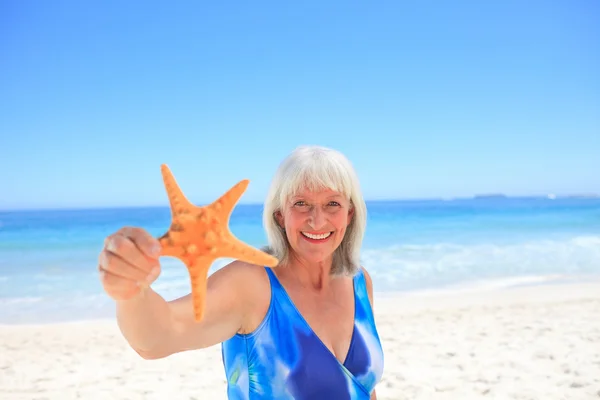 Yaşlı kadın ile onun yıldız deniz — Stok fotoğraf