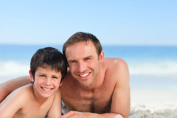 Father with his son on the beach — Stock Photo, Image