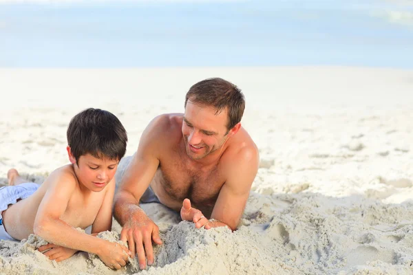 Père avec son fils sur la plage — Photo