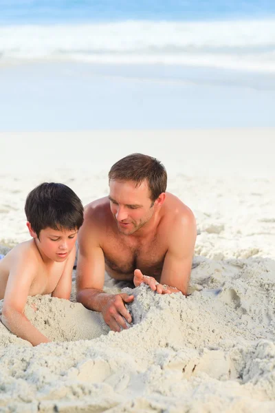 Baba ile oğlu sahilde — Stok fotoğraf