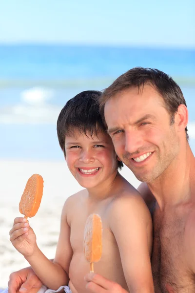 Otec jíst zmrzlinu s jeho synem — Stock fotografie