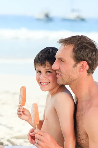 Father eating an ice cream with his son — Stock Photo, Image