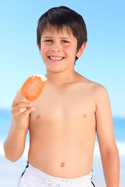 Chłopiec jedzenie lodów — Zdjęcie stockowe