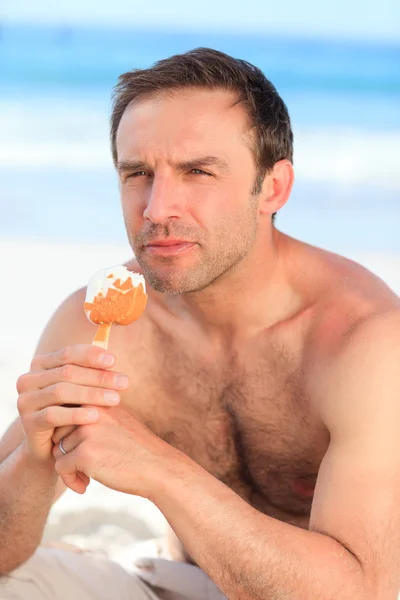 Άνθρωπος τρώει ένα παγωτό — Φωτογραφία Αρχείου
