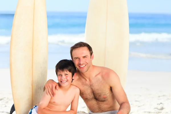 Padre e hijo con sus tablas de surf — Foto de Stock