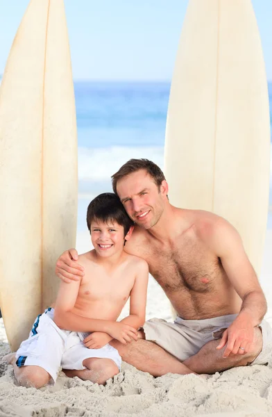 Padre e hijo con sus tablas de surf — Foto de Stock