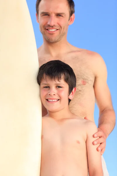 Ojciec i syn z ich deski surfingowe — Zdjęcie stockowe