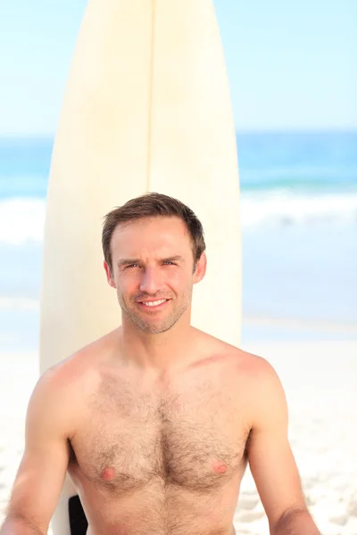 Homem com sua prancha de surf — Fotografia de Stock