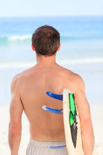 Man met zijn surfplank — Stockfoto