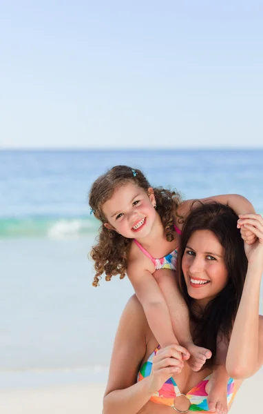Mamma leker med hennes dotter på stranden — Stockfoto