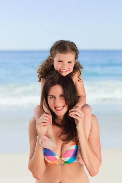 Mamma leker med hennes dotter på stranden — Stockfoto
